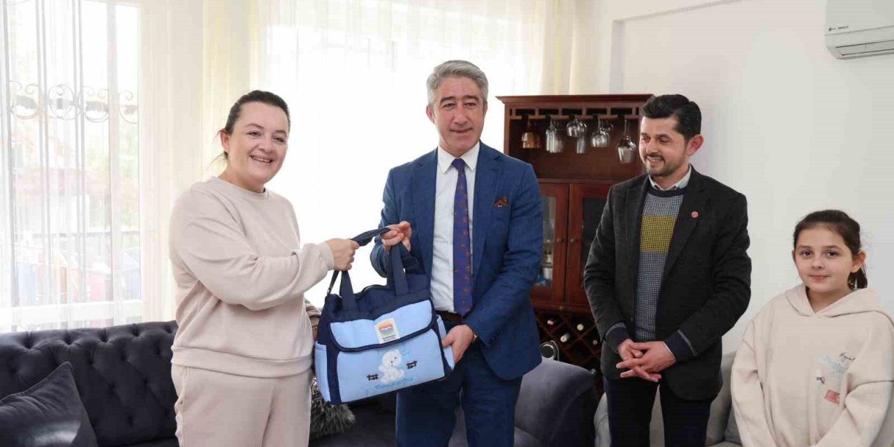 Başkan Oktay, üçüncü kez baba olan muhtarın sevincine ortak oldu
