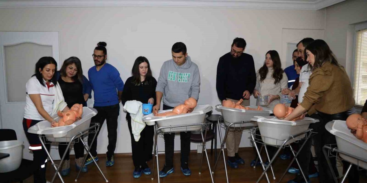 Gebe okulunda anne-babalara eğitimler devam ediyor