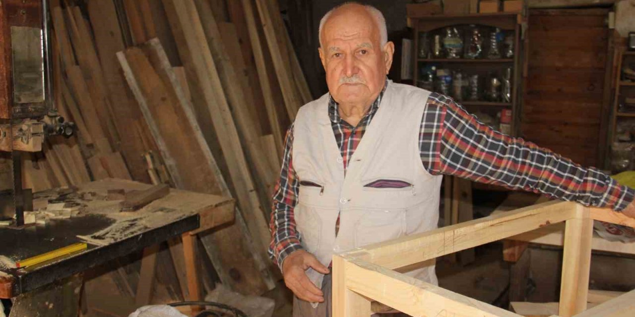 İş yeri tabelası gibi, kendi de yıllara meydan okuyor