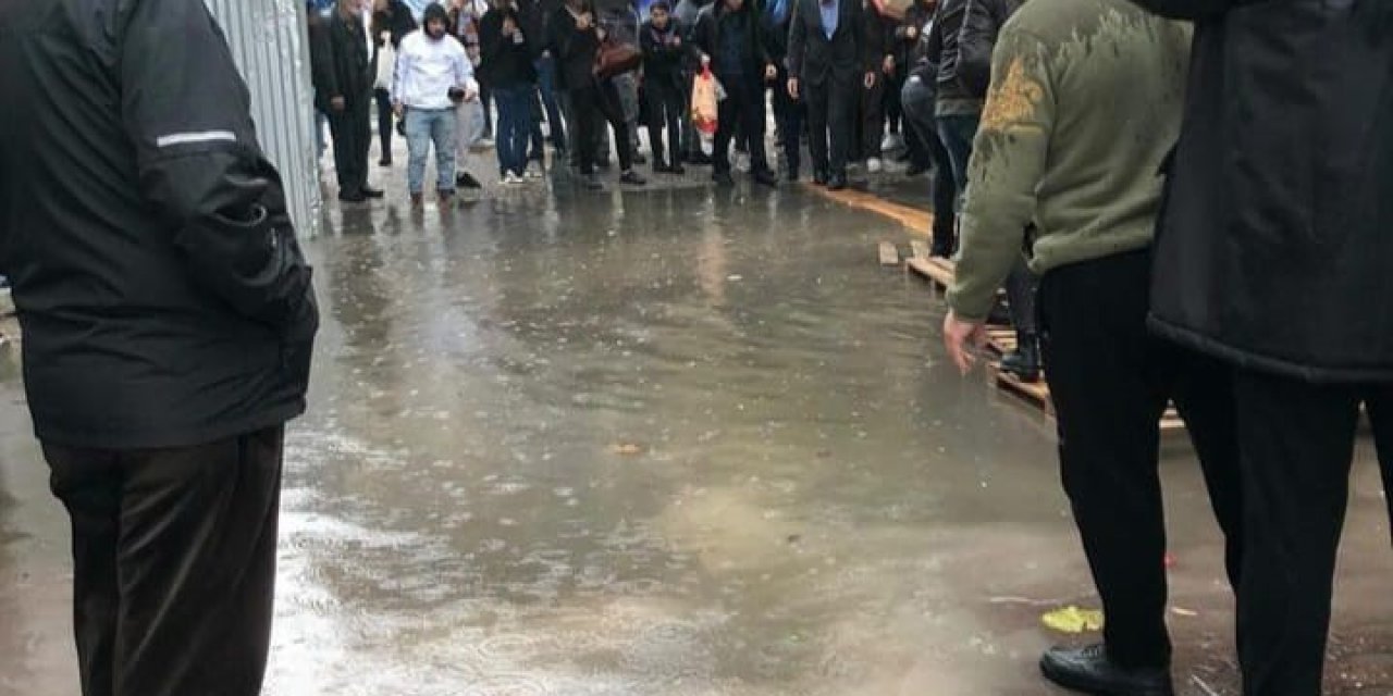 İzmir’de sağanak yağış ilginç görüntülere neden oldu