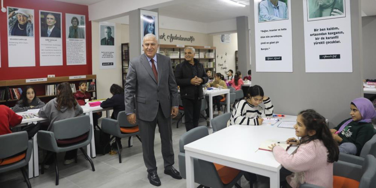 Başkan Atay Kitap Kafe’de çocuklarla buluştu