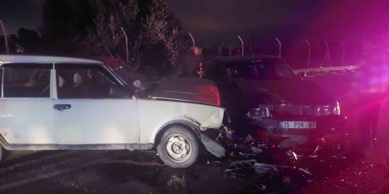 İzmir’de iki araç kafa kafaya çarpıştı: 3 yaralı