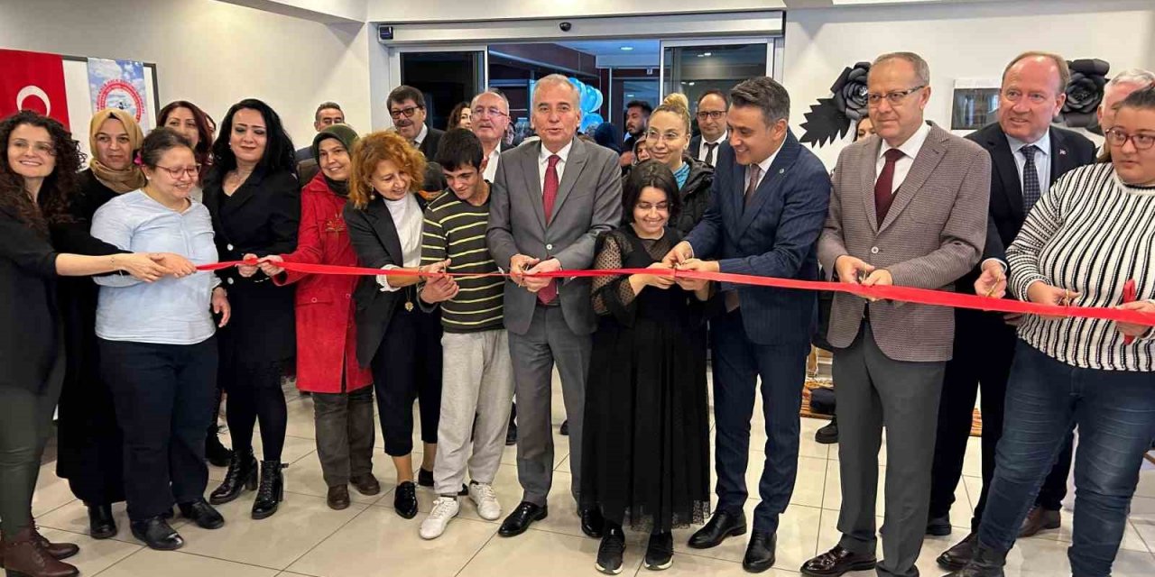 Özel yüreklerin sergisi büyüledi