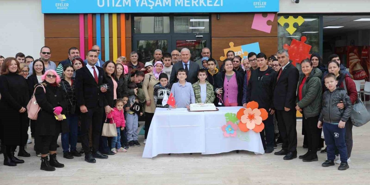 Efeler’in özel çocukları Otizm Yaşam Merkezi’nin ikinci yılını kutladı