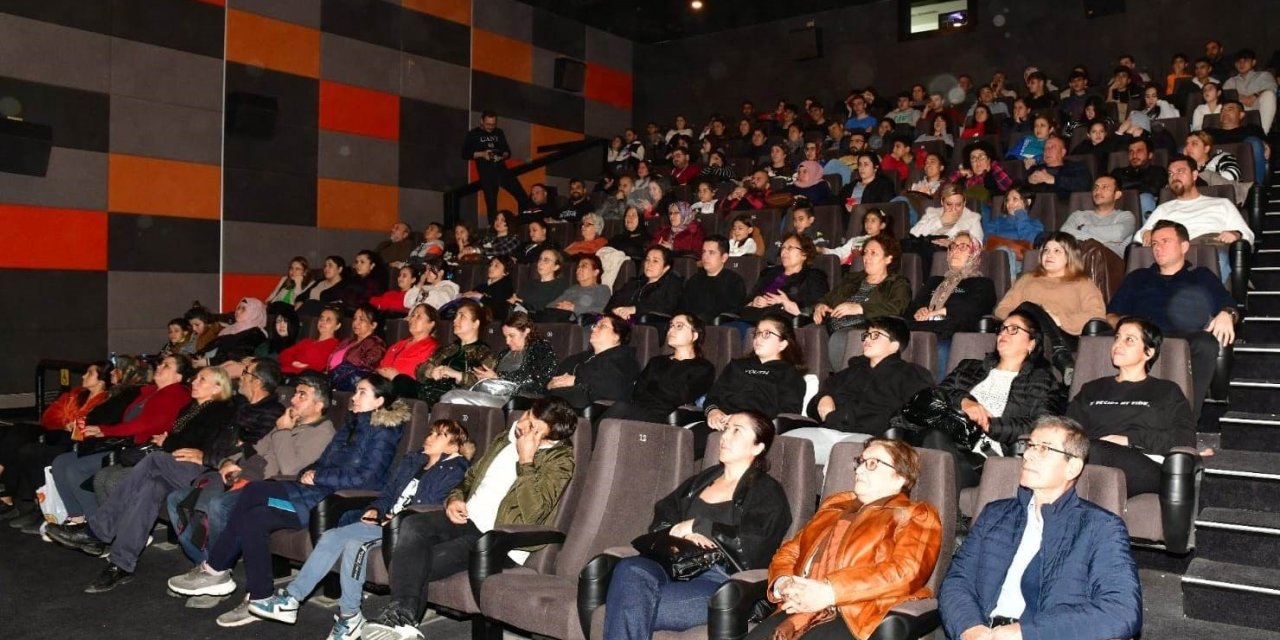 Alaşehir’de ’Atatürk’ filmine büyük ilgi