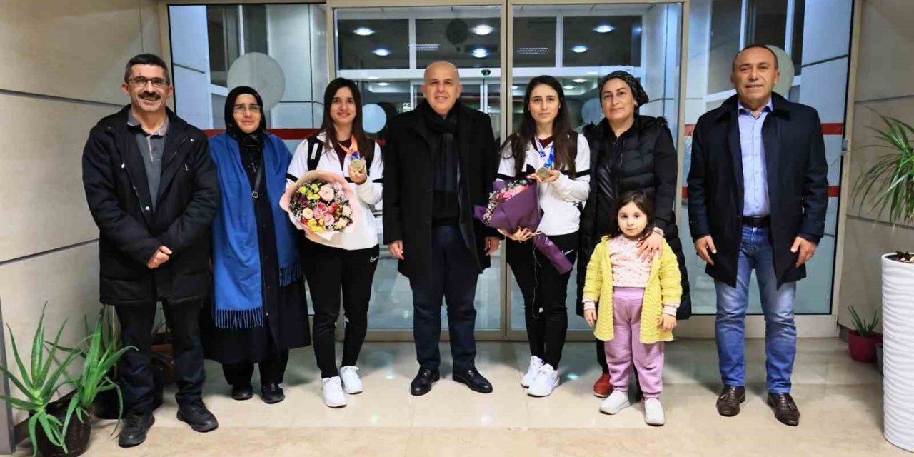 Denizli’nin milli gururları evine döndü