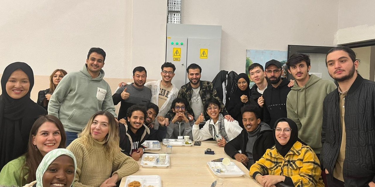 Uluslararası öğrenciler Türk yemekleri yaptılar