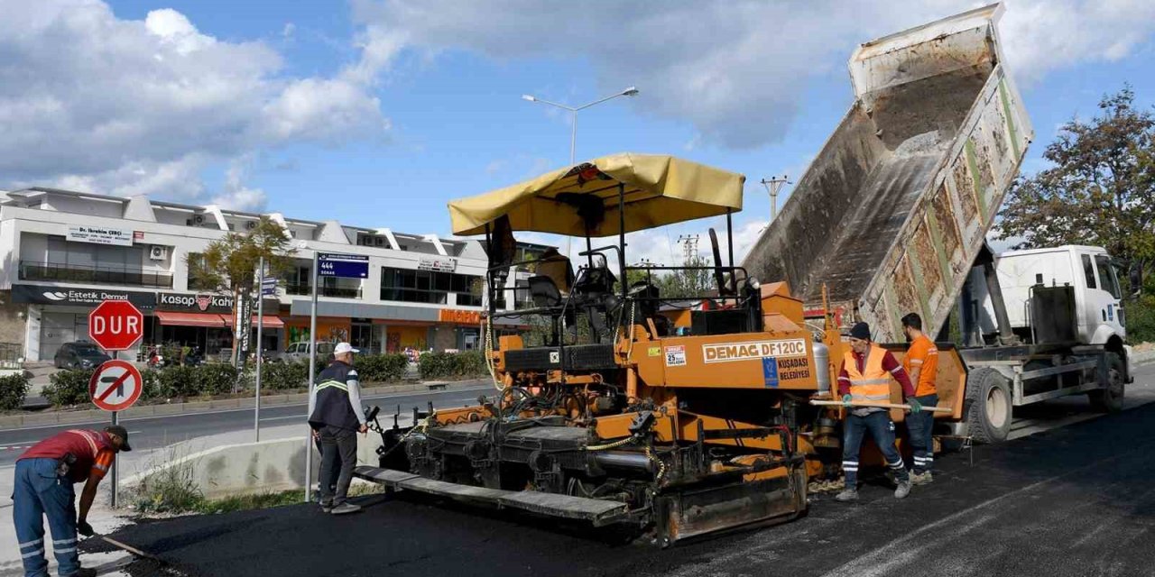 Kuşadası’nda sıcak asfalt seferberliği sürüyor