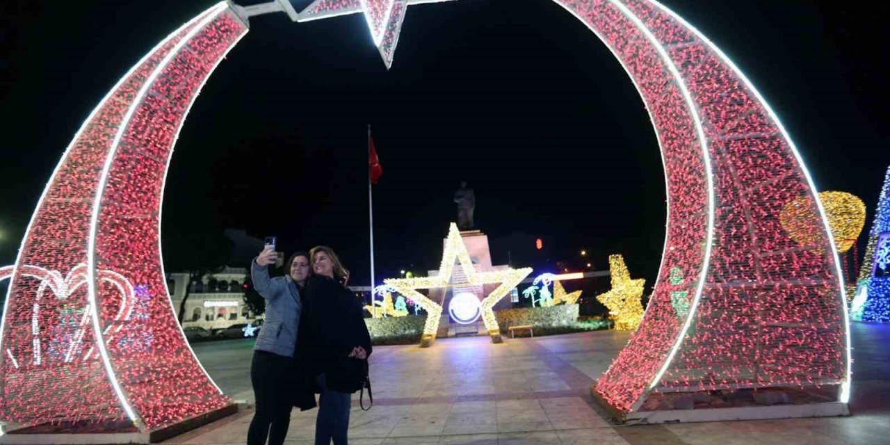 Muğla’da yeni yıl süslemelerine vatandaşlardan yoğun ilgi