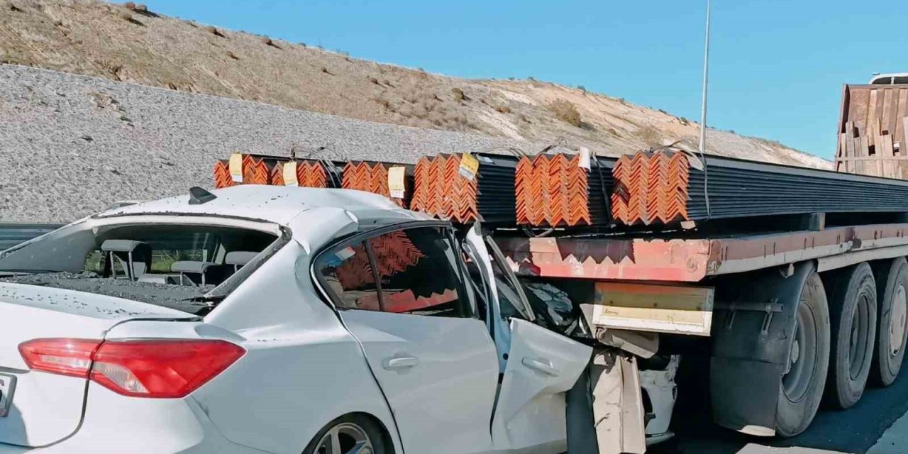 Otomobil demir taşıyan tırın dorsesine çarptı: 1 ölü