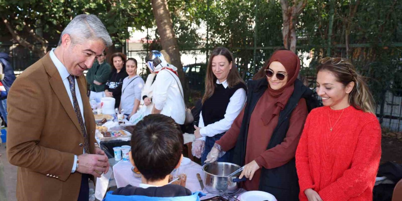 Başkan Oktay, çocuklar ve velilerle hayır panayırında buluştu