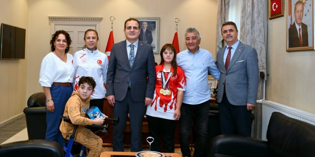 Vali Akbıyık, şampiyon Elif’e altın hediye etti