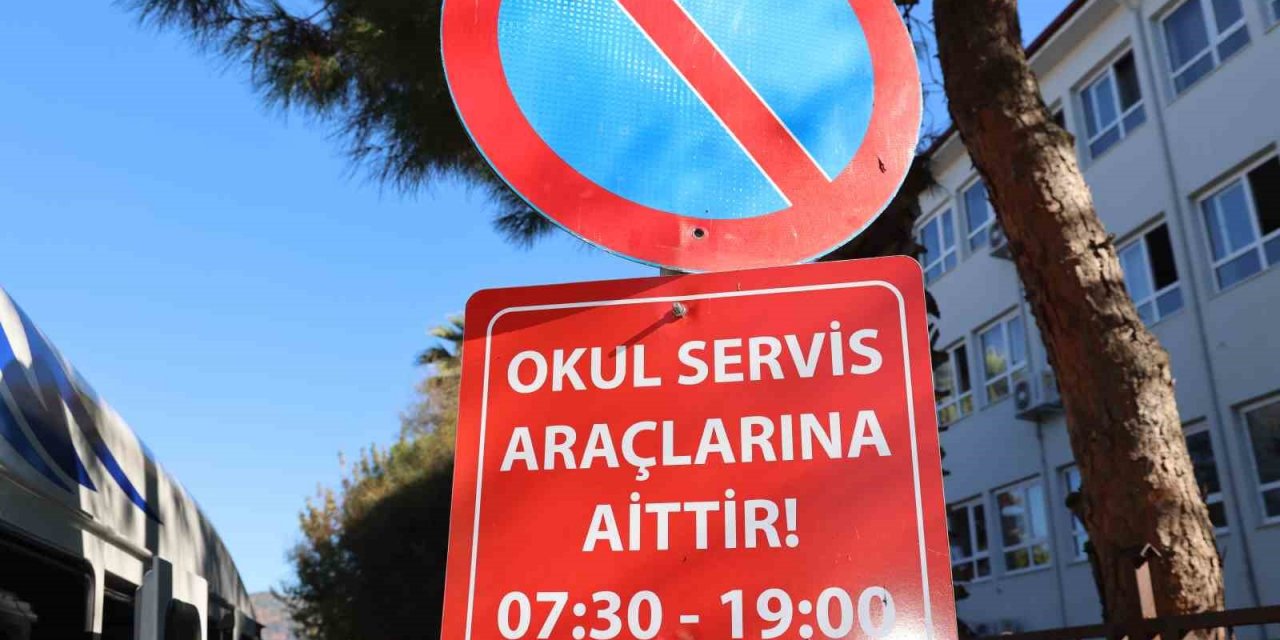 Okul servislerinin yerine park eden özel araçlar, servis şoförlerini zora sokuyor