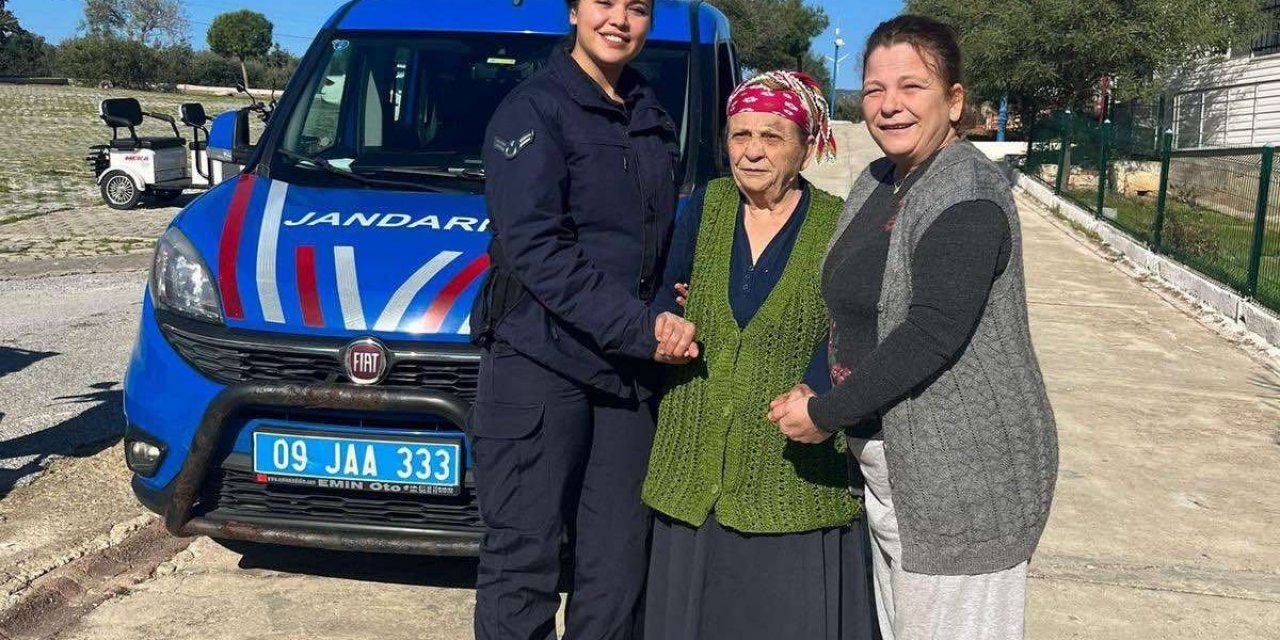 Kaybolan Alzheimer hastası yaşlı kadını Jandarma ailesine teslim etti