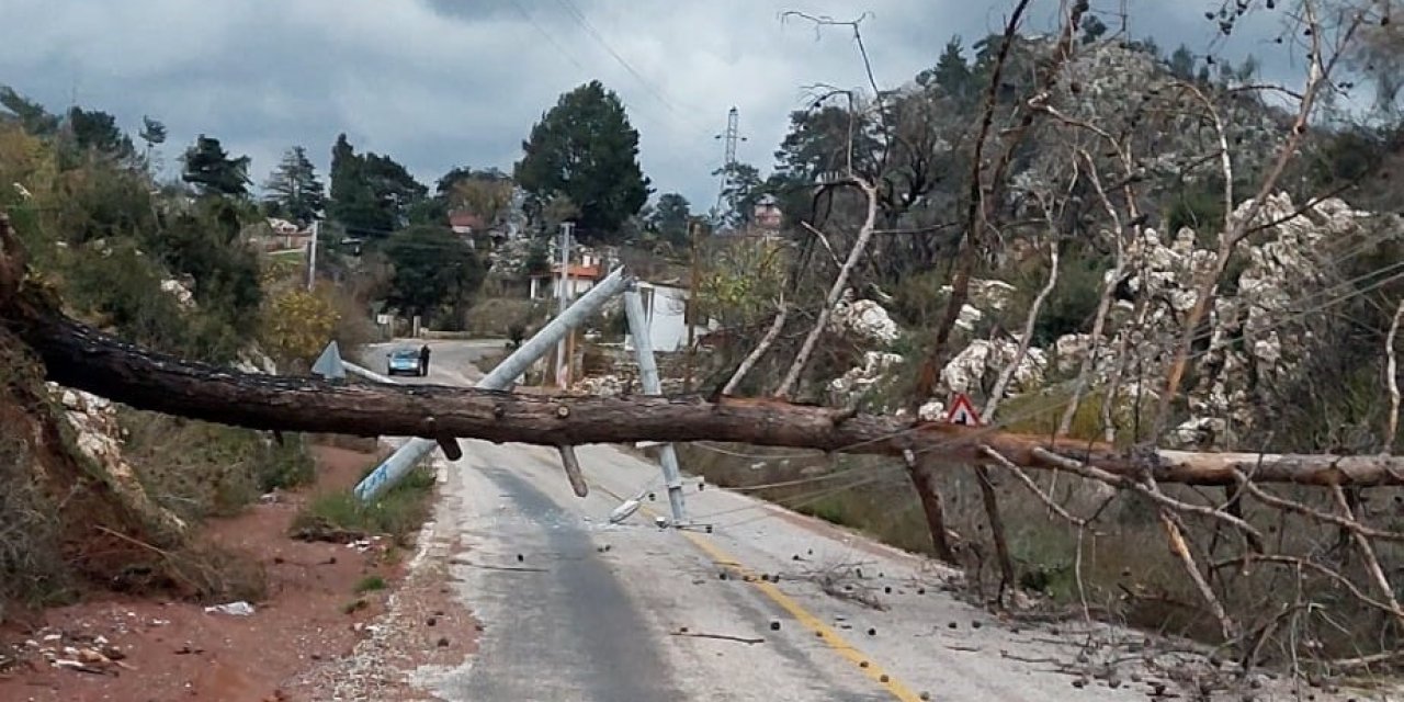 Marmaris’te fırtına hayatı olumsuz etkiledi