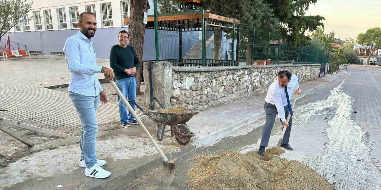 Müdür ve aile birliği başkanı okulları için amelelik yaptı