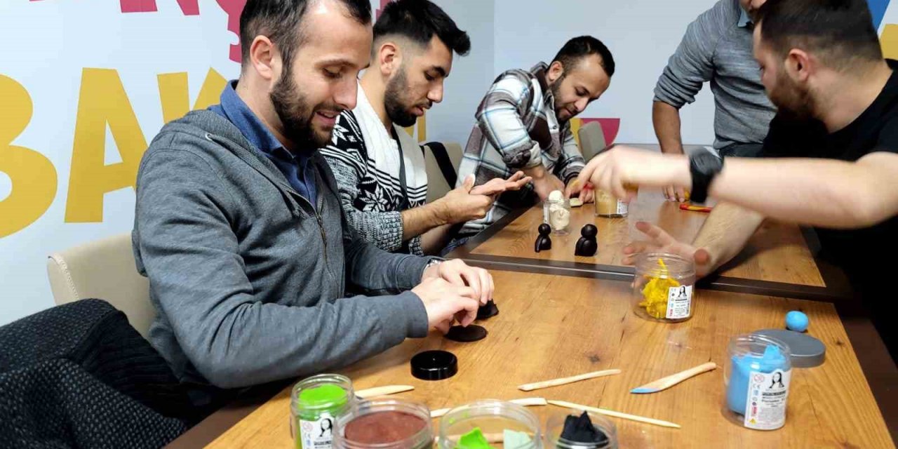 Atölye çalışmalarını minik öğrencilere