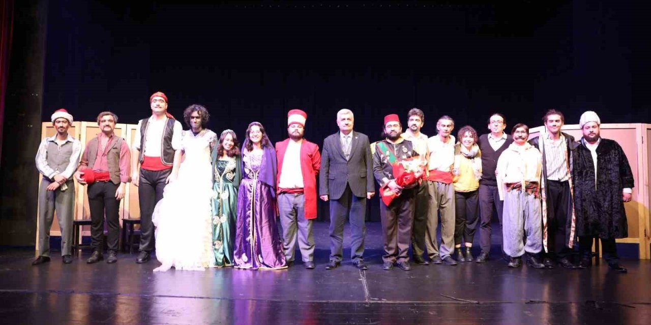 "Hamdi’nin İşleri Orta Oyunu" Efelerli tiyatroseverlerle buluştu