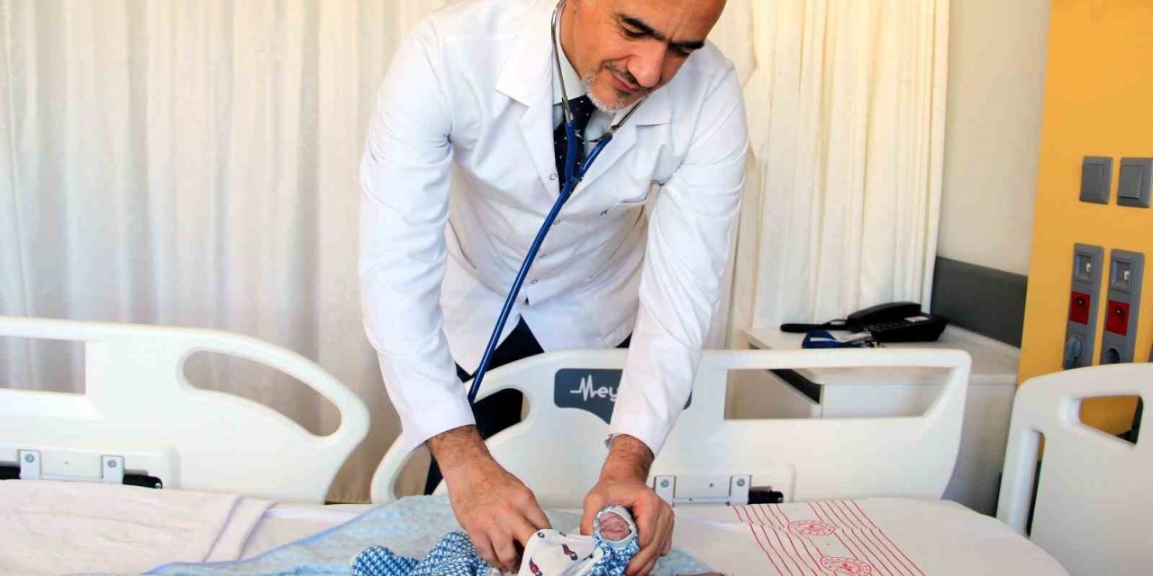 Doğuştan yemek borusu ve makatı kapalı olan bebek yaşama tutundu