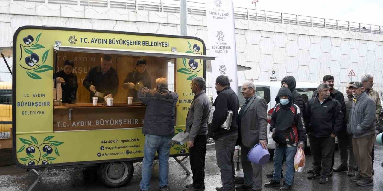 Aydın Büyükşehir Belediyesi’nden Kuşadalılara soğuk havada iç ısıtan ikram