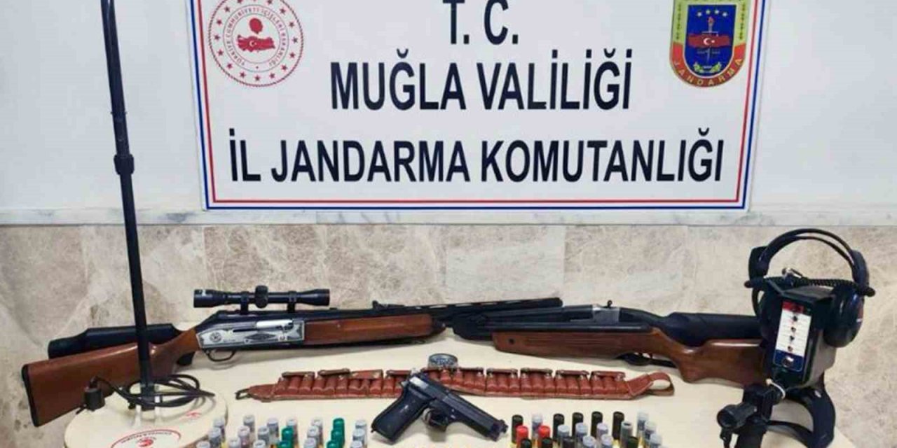 Ula’da silah ve kaçak kazı malzemesi ele geçirildi