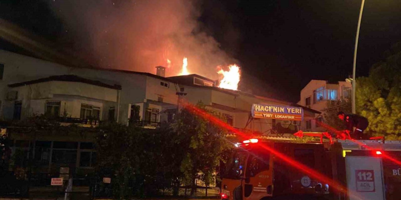 Marmaris’te korkutan yangın: Geceyi alevler aydınlattı