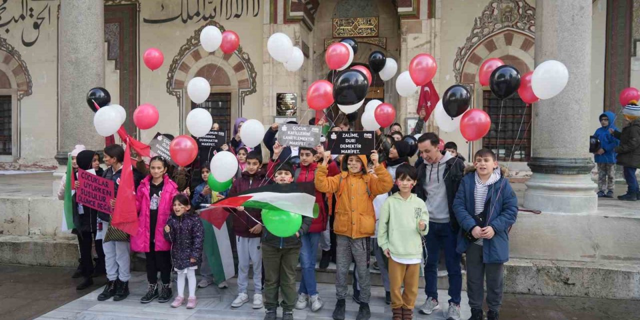 Balonlar özgür Filistin için gökyüzüne bırakıldı