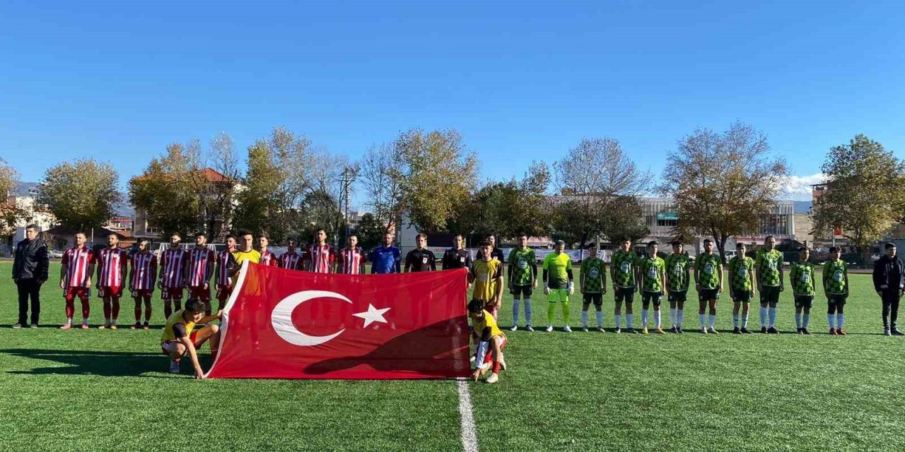 Amatör maçta şehitlere saygı, hakemlere çiçekli karşılama