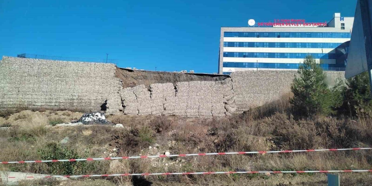 Seydikemer Devlet Hastanesi’nin istinat duvarı yıkıldı