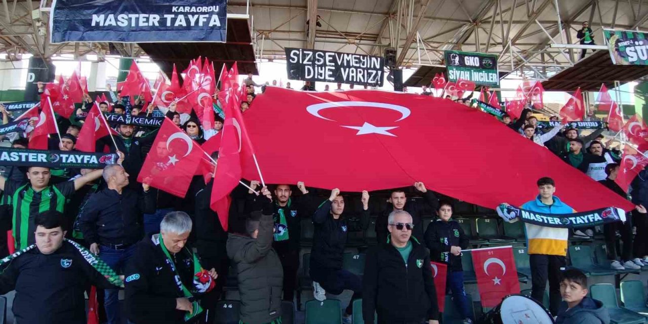 Taraftarlar maç öncesi şehitleri andı