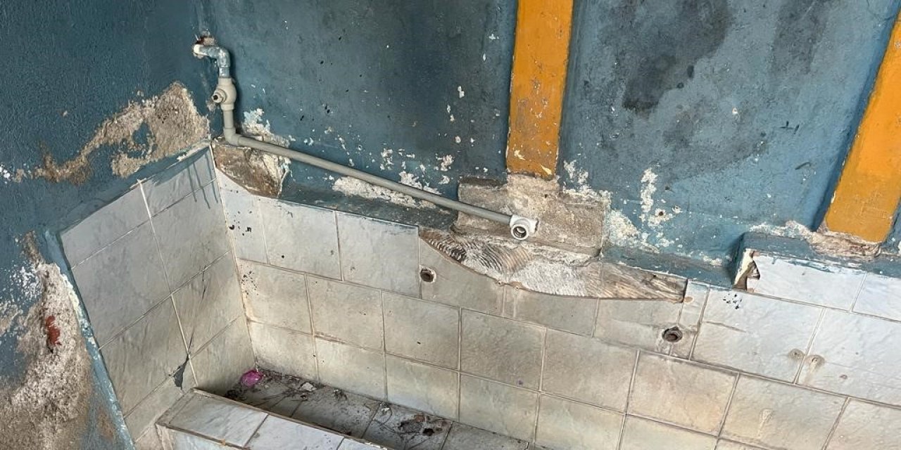 Oynarken muslukları kıran öğrenciler, arkadaşlarını susuz bıraktı