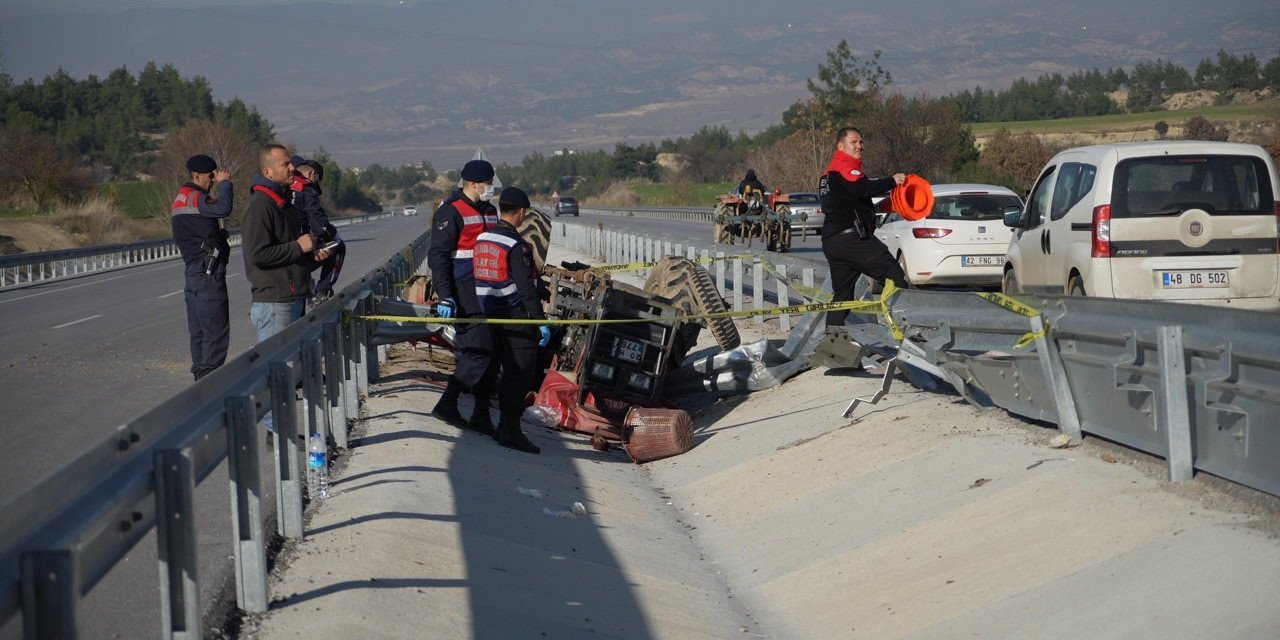 İki bariyer arasına devrilen traktörün sürücüsü hayatını kaybetti
