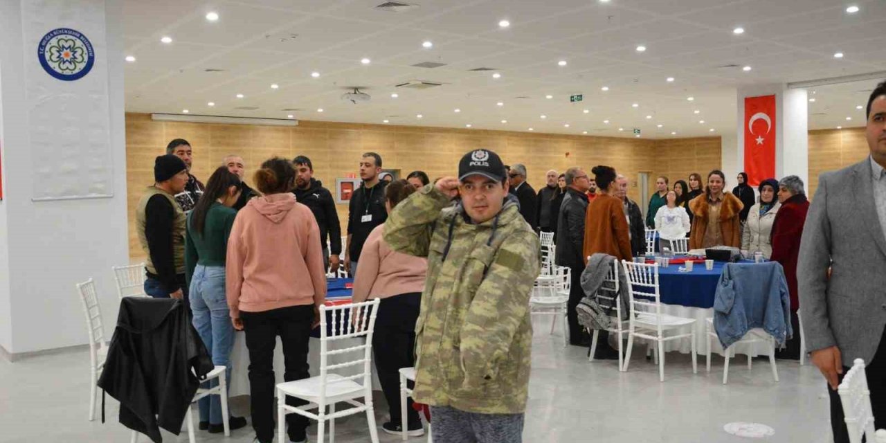 Muğla’da özel bireyler şehitleri andı