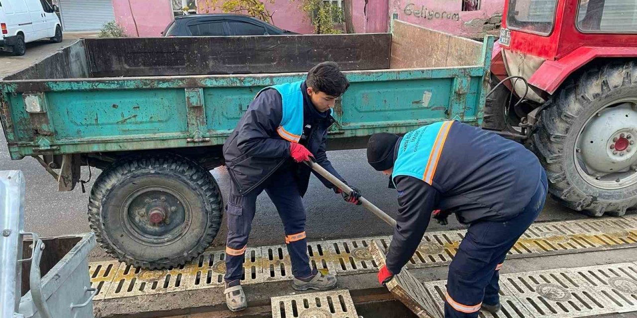 Salihli’de yağmur suyu ızgaraları temizleniyor