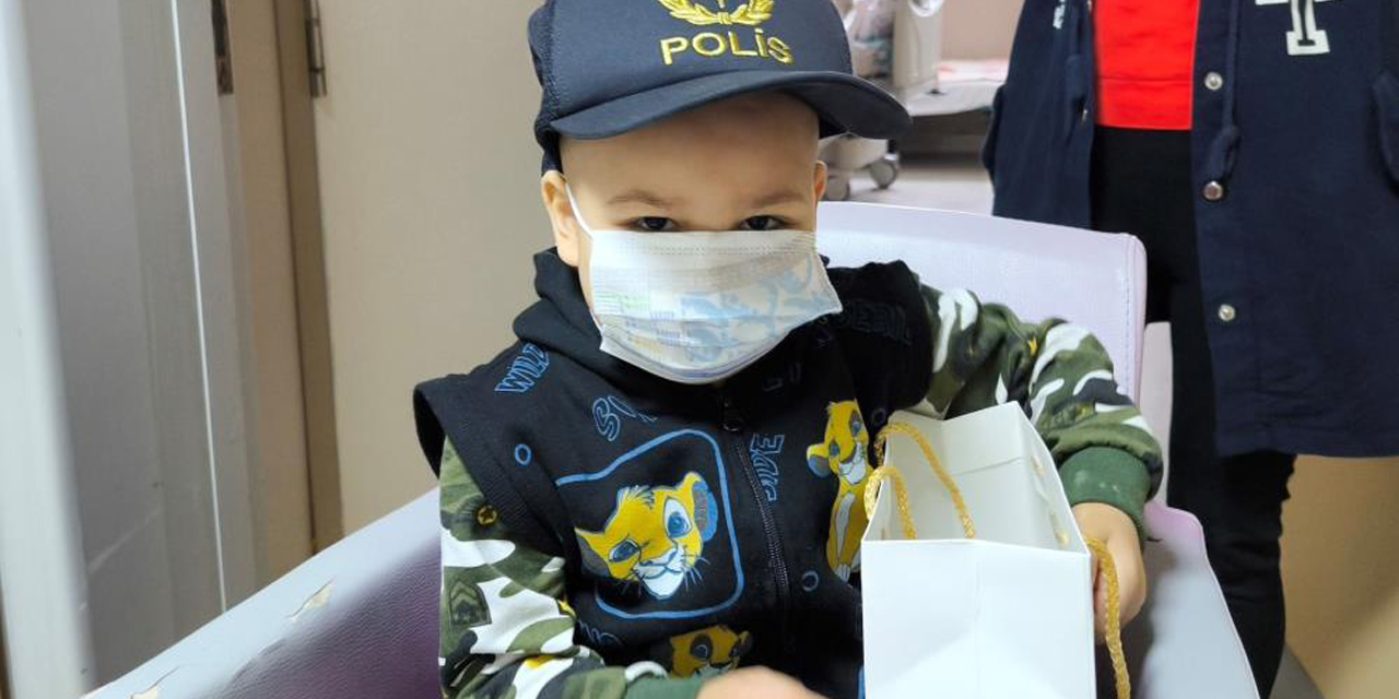 Polis şapkası isteyen  küçük Çağatay'a sürpriz