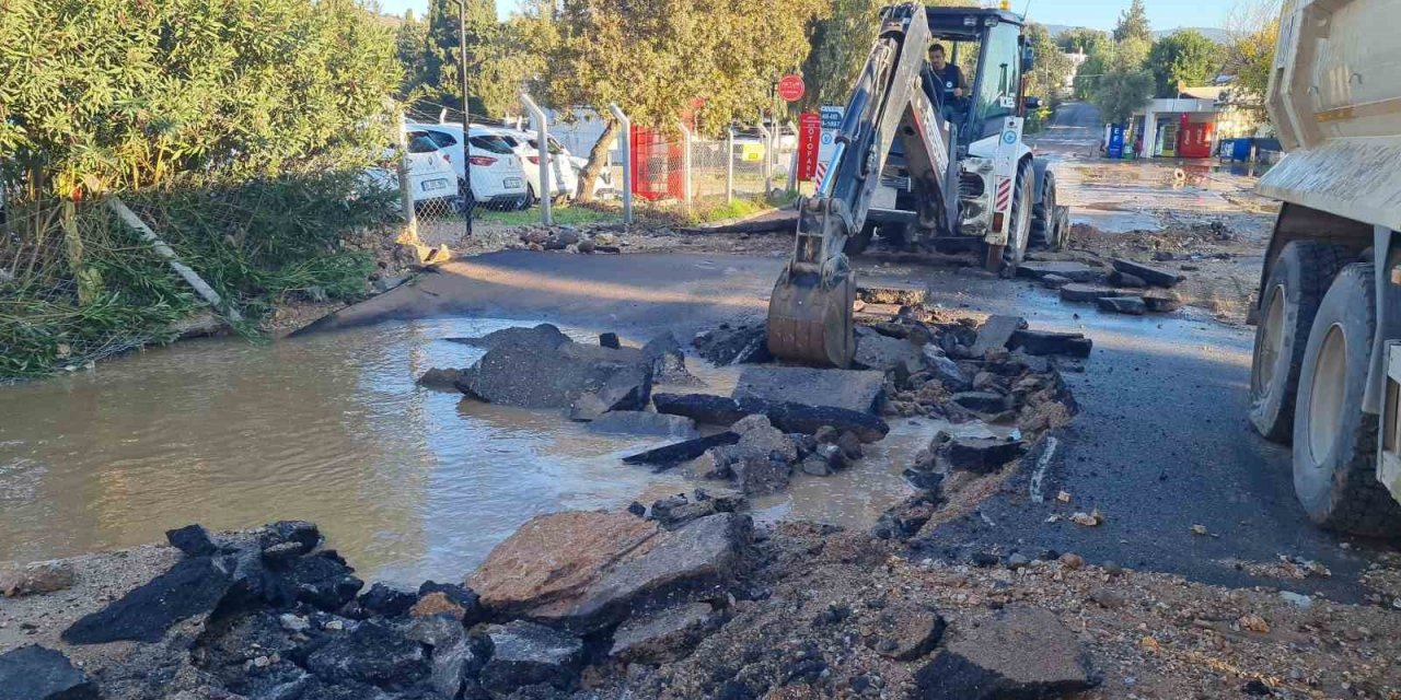 Bodrum’da içme suyu isale hattı patladı, işletmeleri su bastı