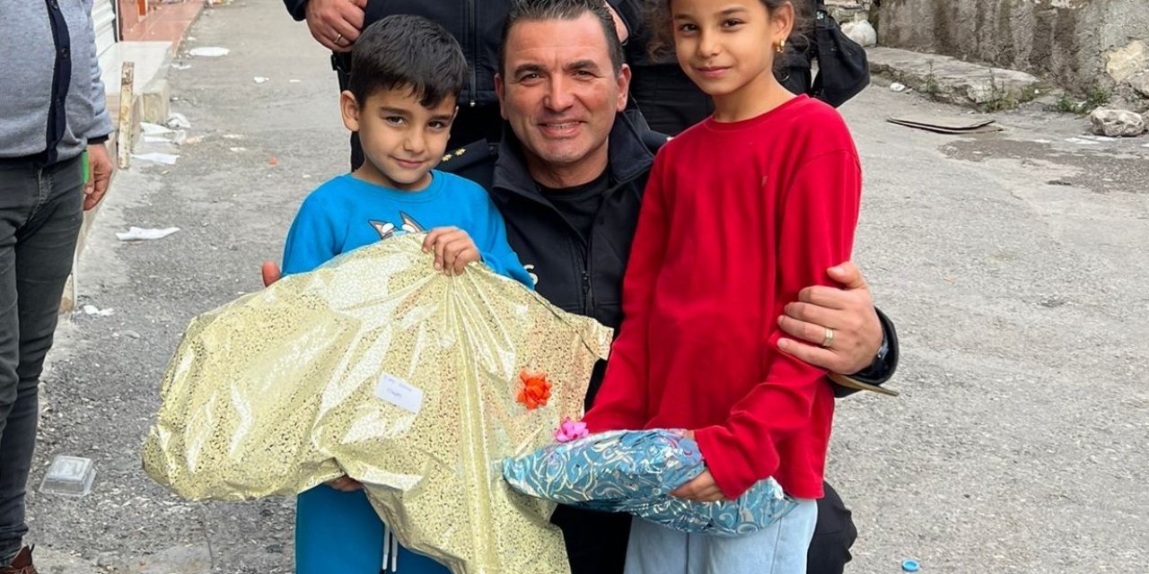 Konak polisinden çocuklara sürpriz yılbaşı hediyesi