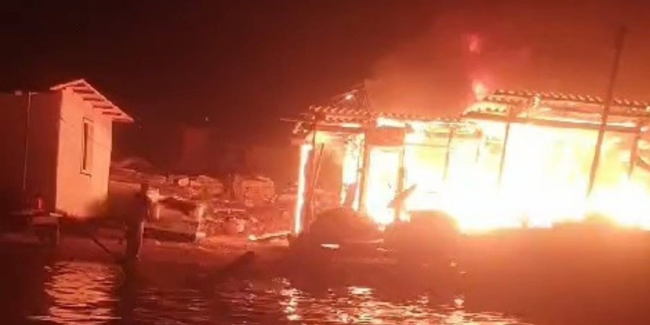 Çaresiz vatandaş alevlere teslim olan evini, denizden kovayla su atarak söndürmeye çalıştı