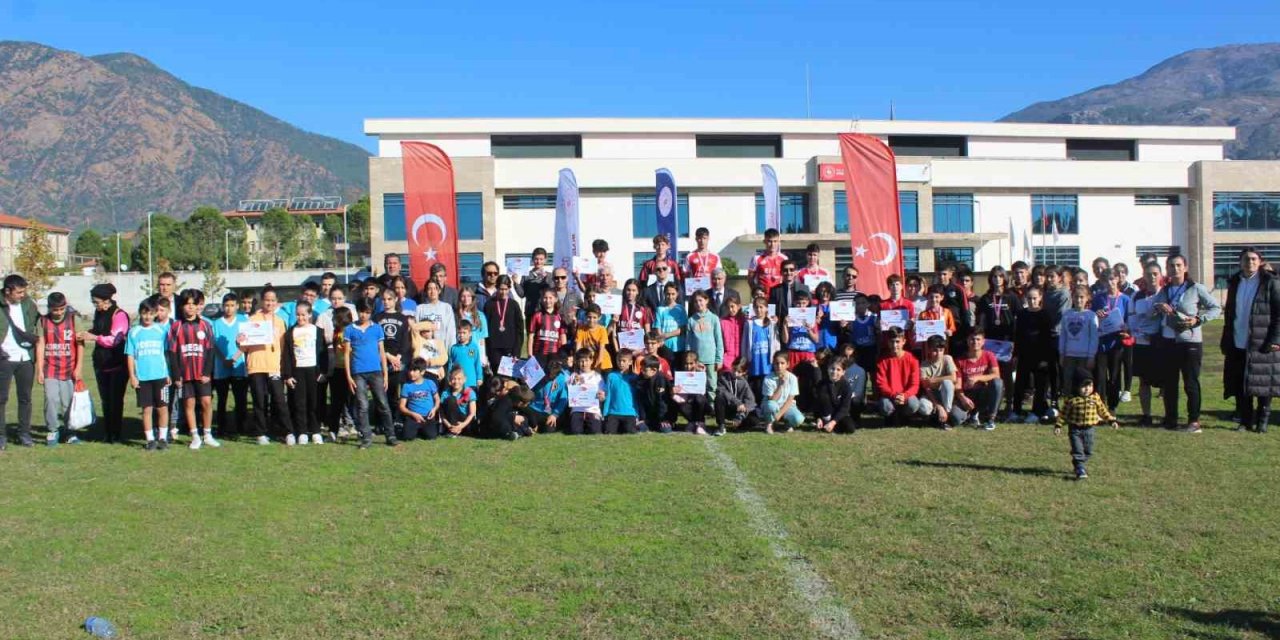 Köyceğiz’de Atatürk koşusuna Yunus Emre Ortaokulu damga vurdu