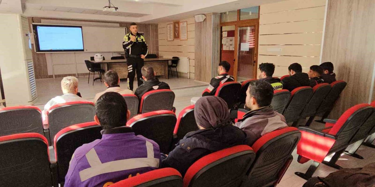 Nazilli’de motosiklet kullanıcılarına güvenli sürüş ve kask eğitimi veriliyor