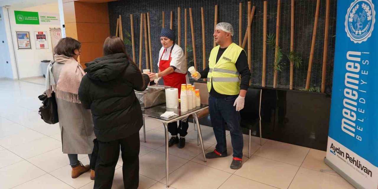 Menemen Belediyesinden üniversite öğrencilerine sıcak çorba