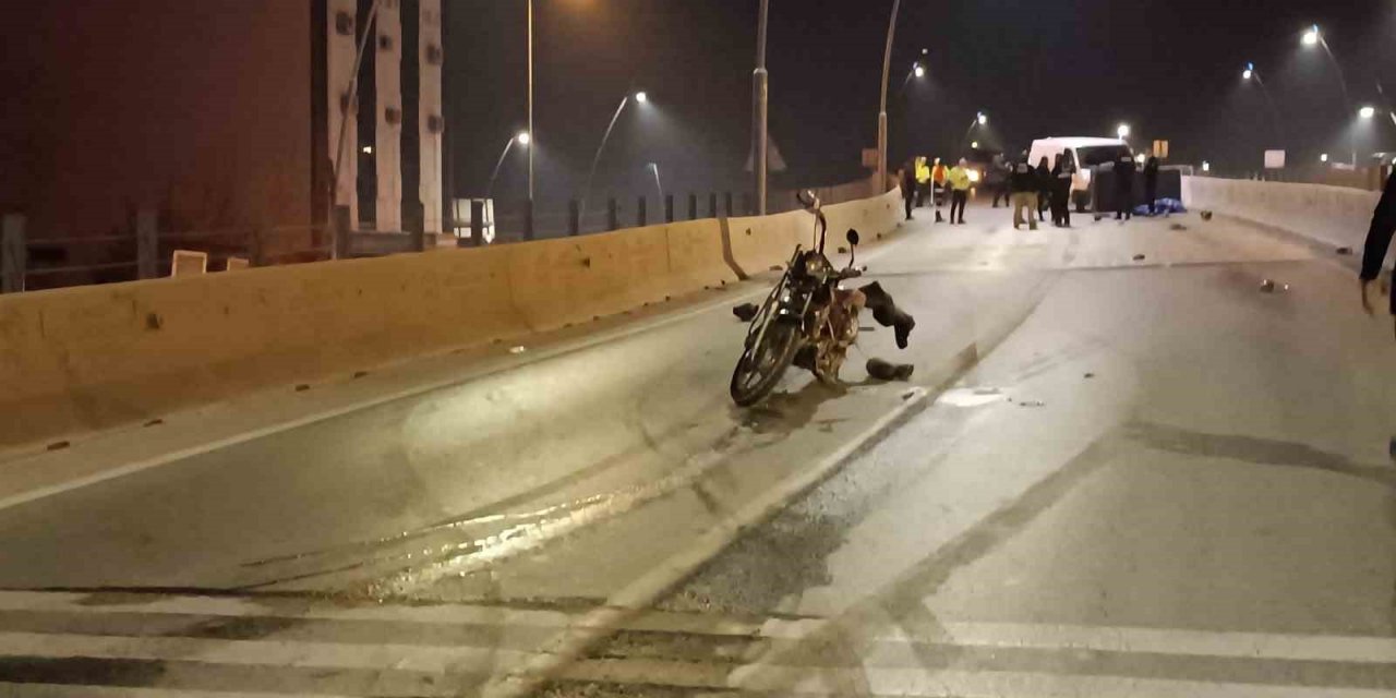 Üst geçitte cip ile motosiklet çarpıştı: 2 ölü