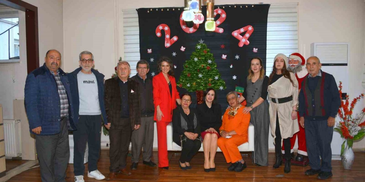 Vali Akbıyık’ın eşi huzurevi sakinlerinin yeni yıl etkinliğine katıldı