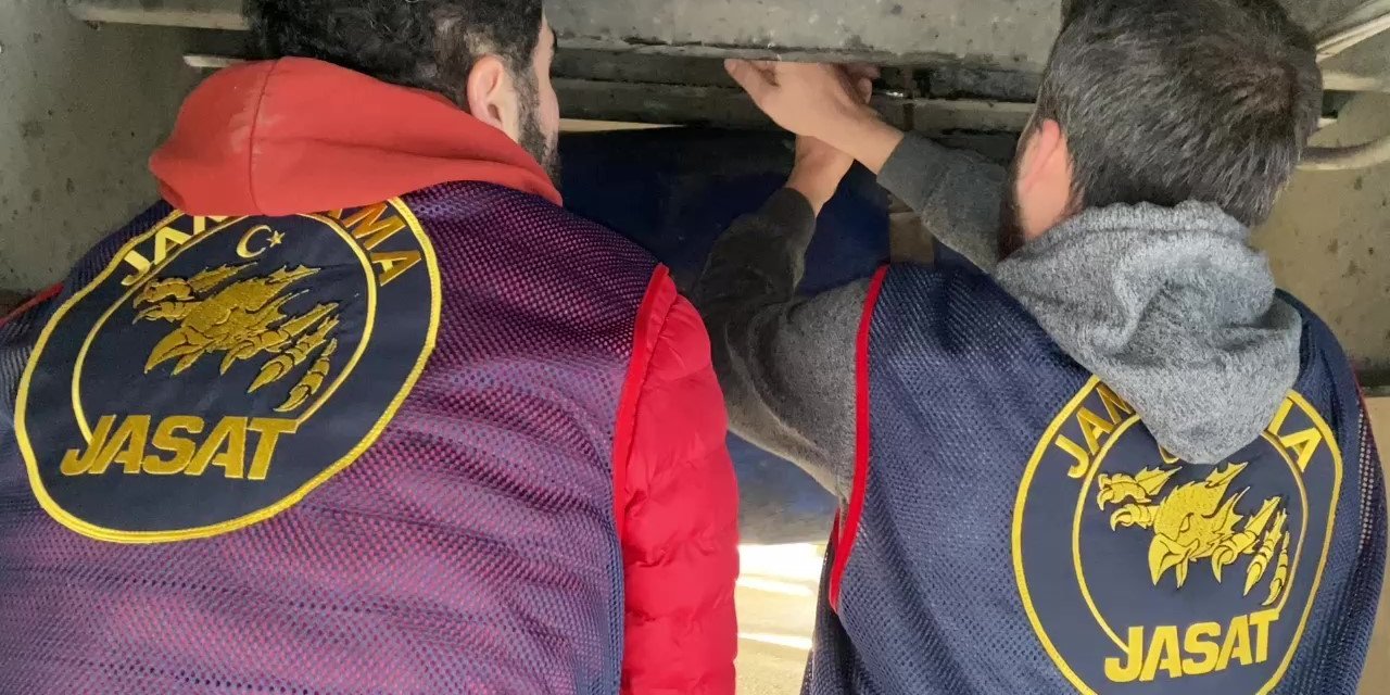 JASAT tırın farklı noktalarına gizlenmiş 190 karton kaçak sigara yakaladı