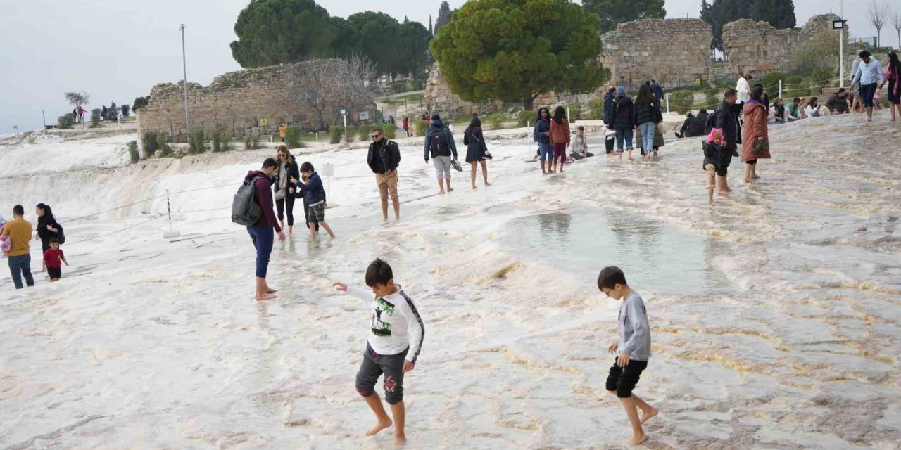 Pamukkale yine göz kamaştırıyor