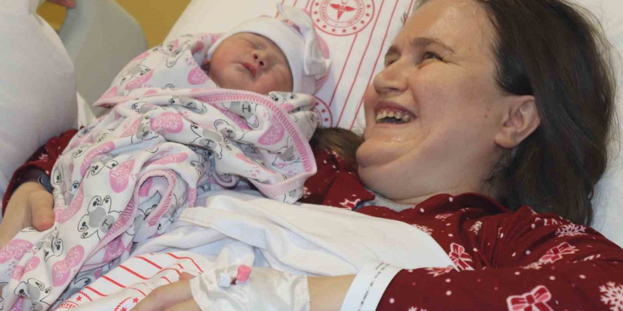 İzmir’de yeni yılın ilk bebeği Yüsra Güleç oldu