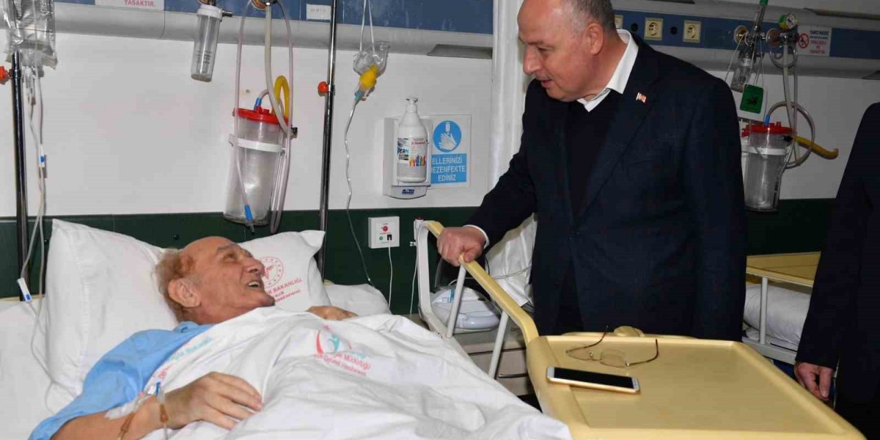 Vali Coşkun yeni yılı görevi başında karşılayan personel ve hastaları ziyaret etti