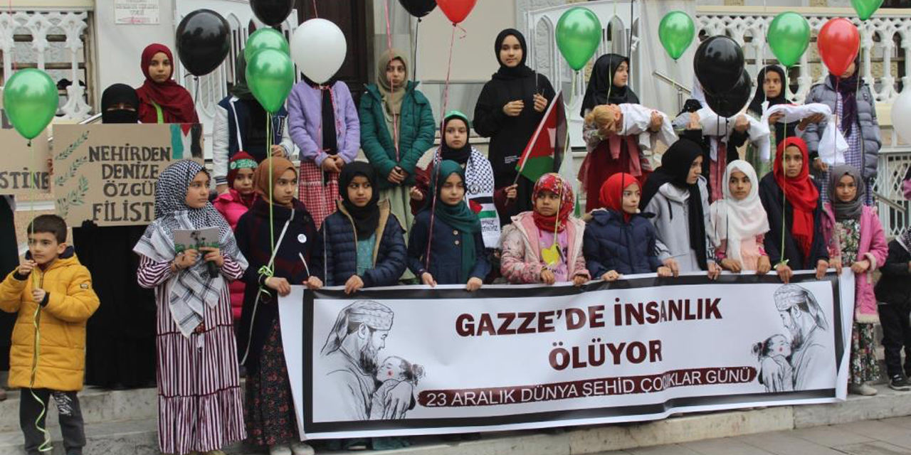 Balonlar Filistinli çocuklar için semaya bırakıldı