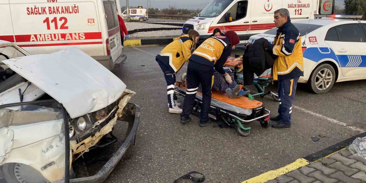 Manisa’da 2 otomobil çarpıştı: 8 yaralı