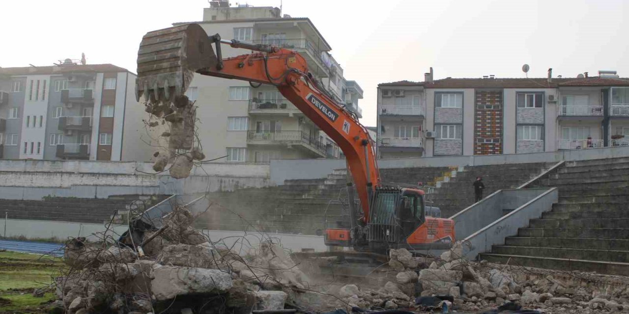Adnan Menderes Stadyumu’nda ilk kepçe vuruldu